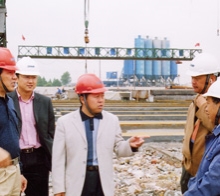       圖為學(xué)院畢業(yè)生韋世國副局長（左一）、學(xué)院畢業(yè)生九泰公司 總經(jīng)理關(guān)和平（中）在施工現(xiàn)場